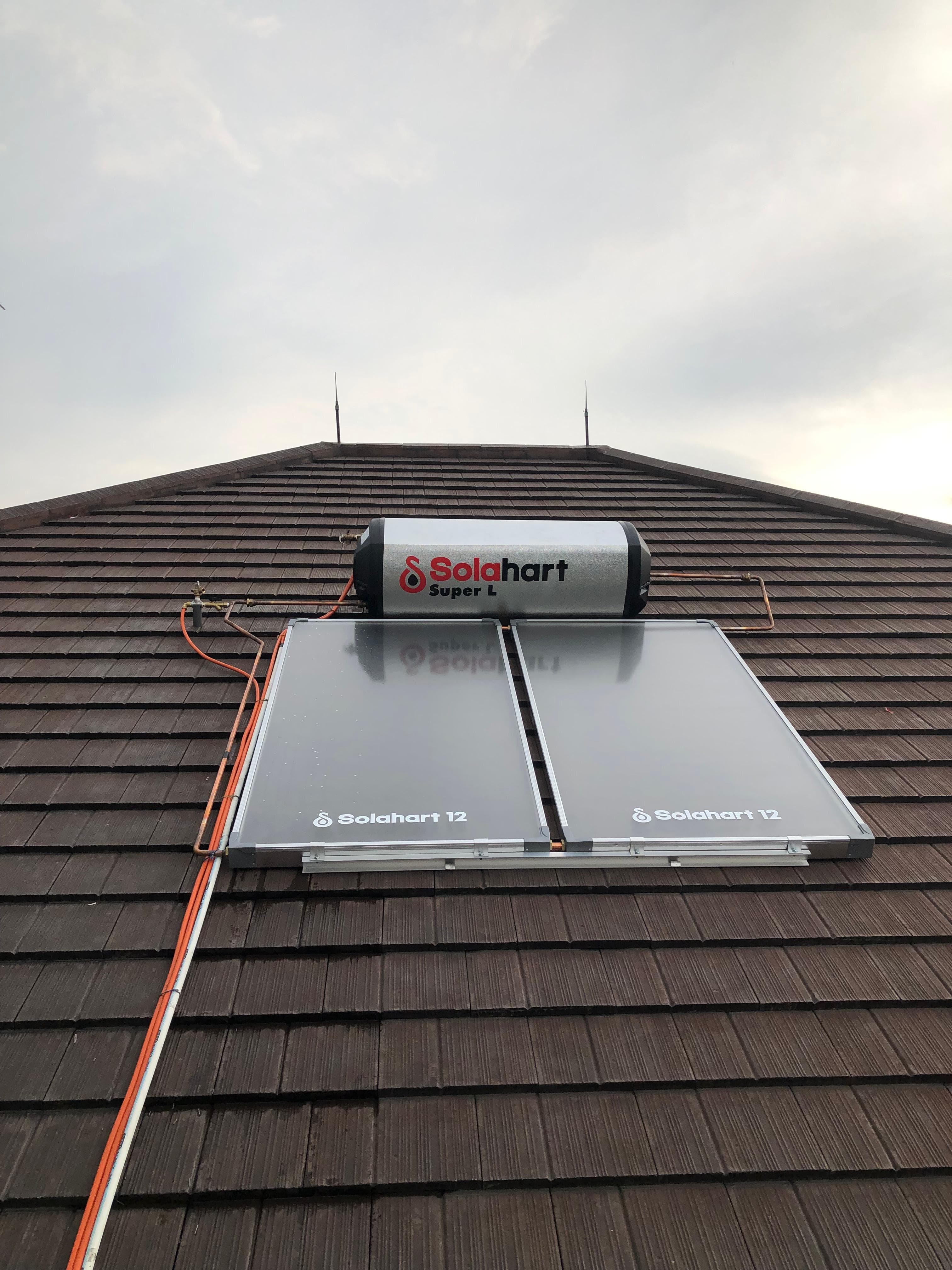 Unit Water Heater Solahart terpasang di atap rumah