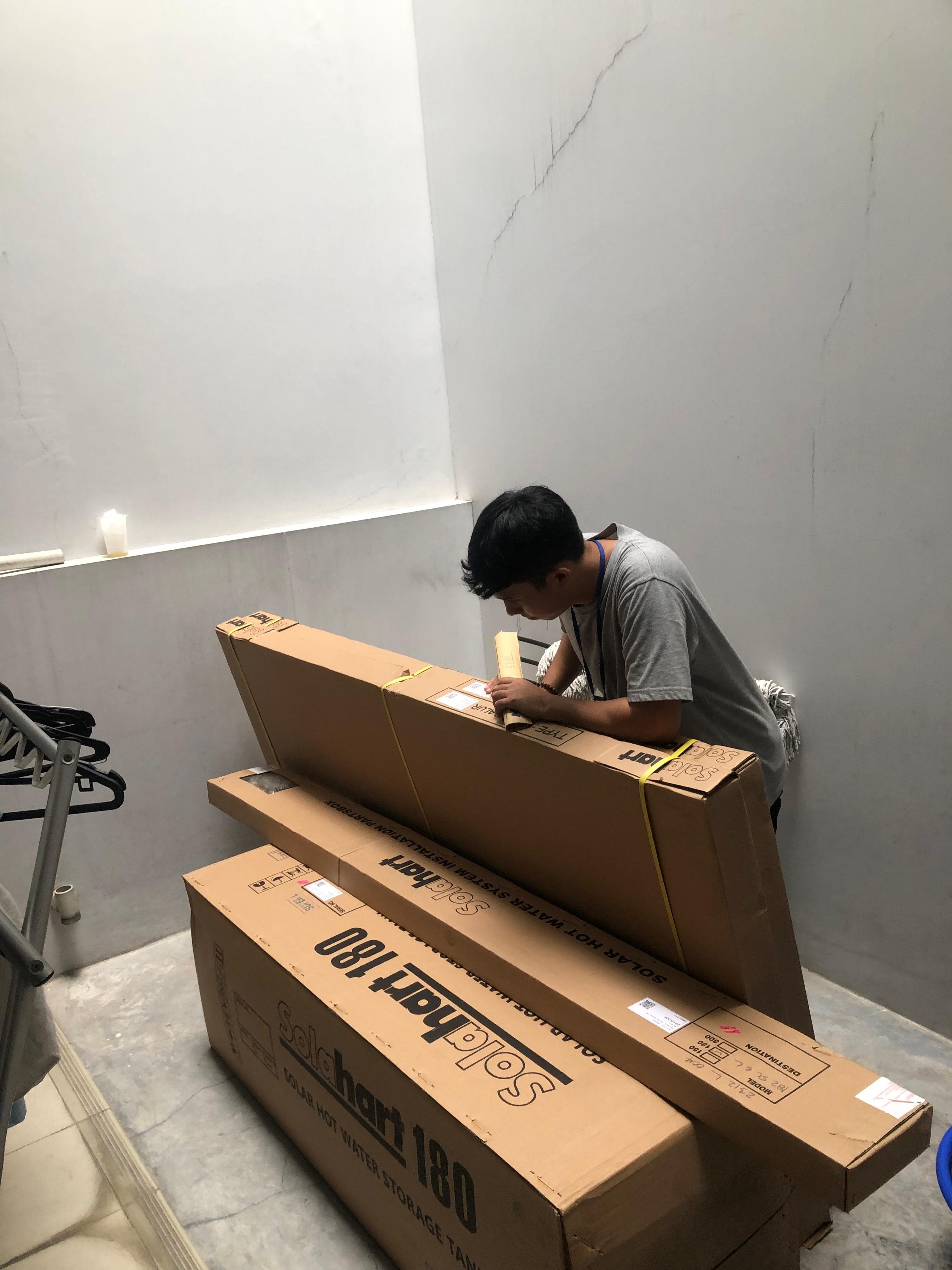 Persiapan unit Water Heater Solahart sebelum pengerjaan