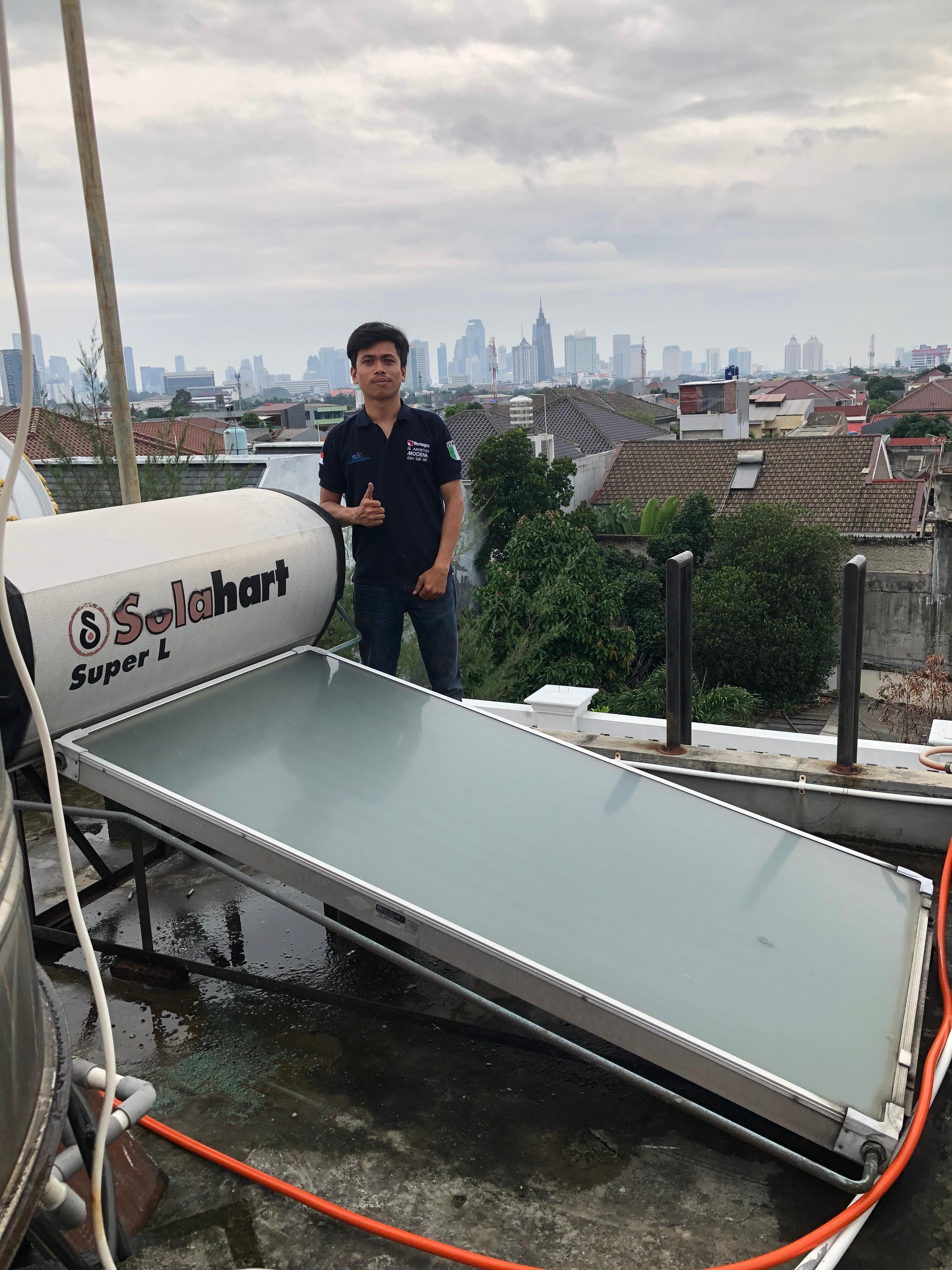 Teknisi di samping unit Water Heater Solahart