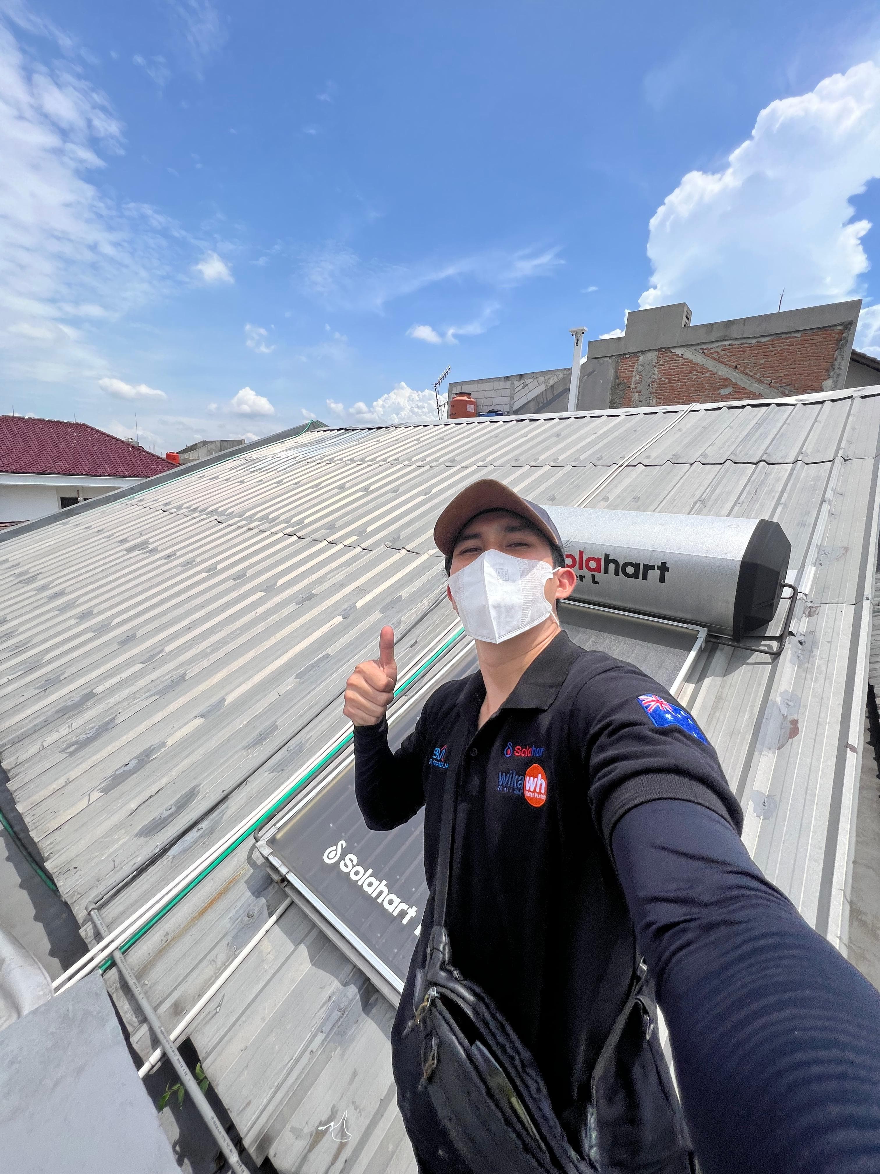 Teknisi selesai pengecekan Water Heater Solahart