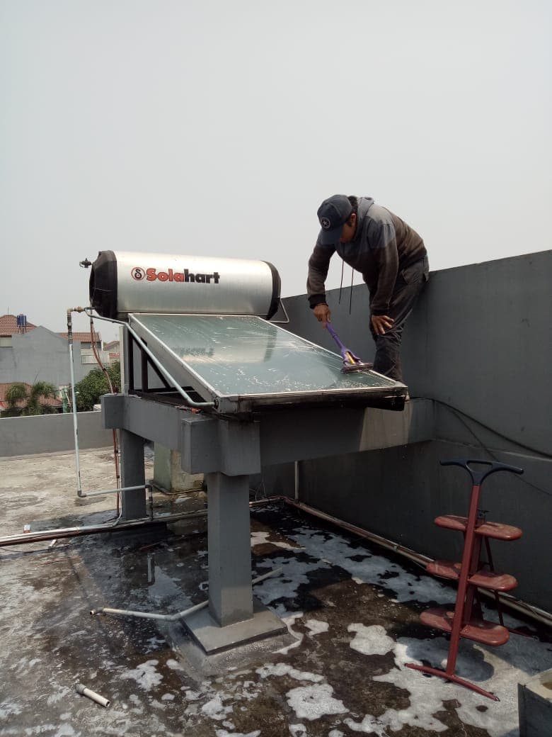 Teknisi melakukan perawatan Water Heater Solahart