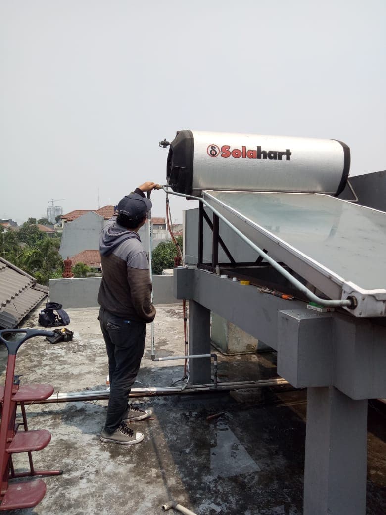 Teknisi memeriksa sambungan Water Heater Solahart